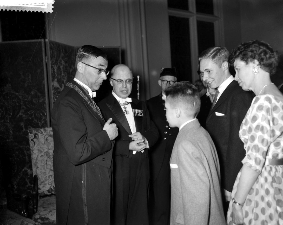 Regeringsreceptie in het Rijksmuseum t.g.v. de Hudsonherdenking v.l.n.r. Burgeme, Bestanddeelnr 910-2672