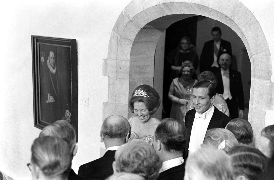 Regeringsdiner te Delft in Prinsenhof, prinses Beatrix Claus voorstellen, Bestanddeelnr 918-8573