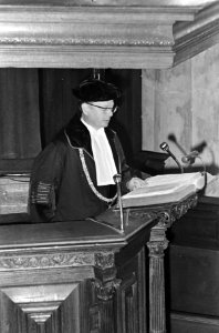 Rector Magnificus prof. mr. Johannes van der Hoeven tijdens zijn openingsspeech, Bestanddeelnr 919-5740