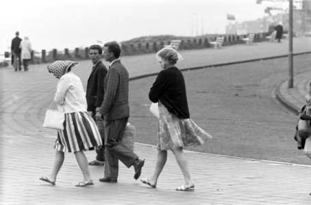 Regen aan de kust Mensen met paraplu en regenjassen, Bestanddeelnr 915-4123