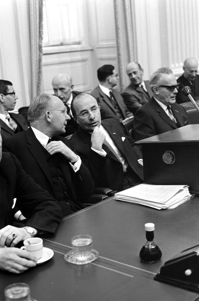 Regeringstafel met o.a. minister-president Jo Cals (KVP) en minister van Economi, Bestanddeelnr 919-6772