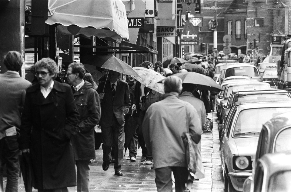 Regen in Amsterdam paraplu-overzicht, Bestanddeelnr 929-8082