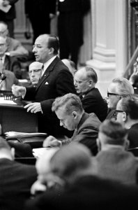 Regeringstafel met o.a. minister van Buitenlandse Zaken Joseph Luns (KVP) en min, Bestanddeelnr 919-6776