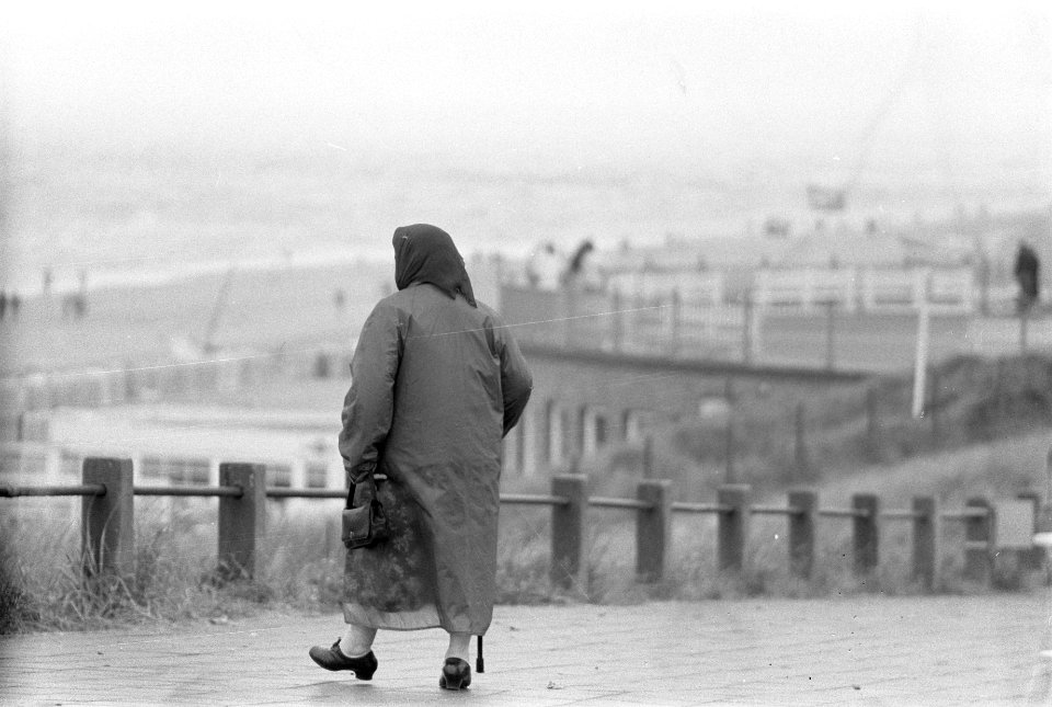 Regen aan de kust Mensen met paraplu en regenjassen, Bestanddeelnr 915-4121