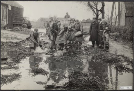 Regen, overstromingen, herstelwerkzaamheden, militairen, Bestanddeelnr 072-0676