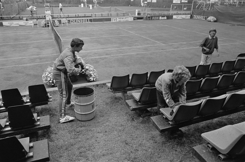 Regen bij tennis op Melkhuisje ballenjongens dweilen stoeltjes, Bestanddeelnr 933-3821