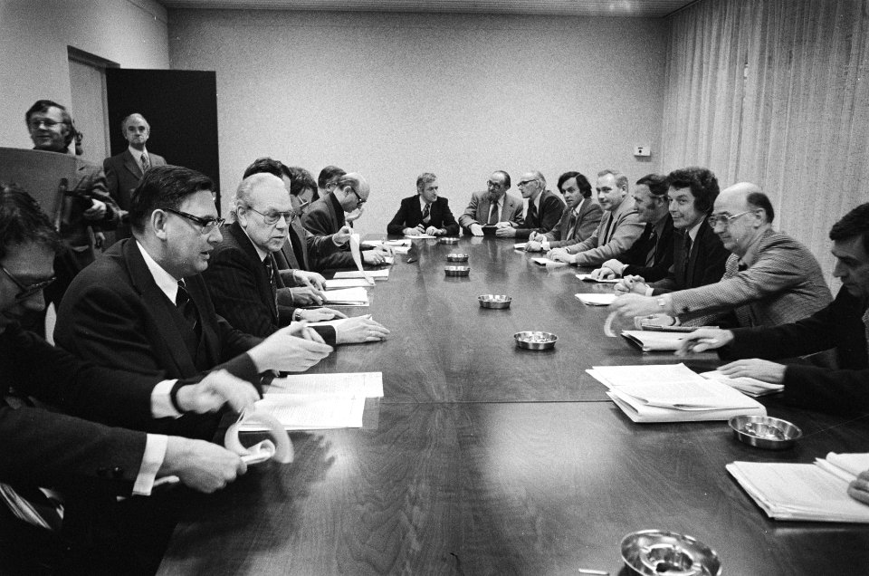 Regering praat met vakbeweging en werkgevers rond de onderhandelingstafel links, Bestanddeelnr 929-5747