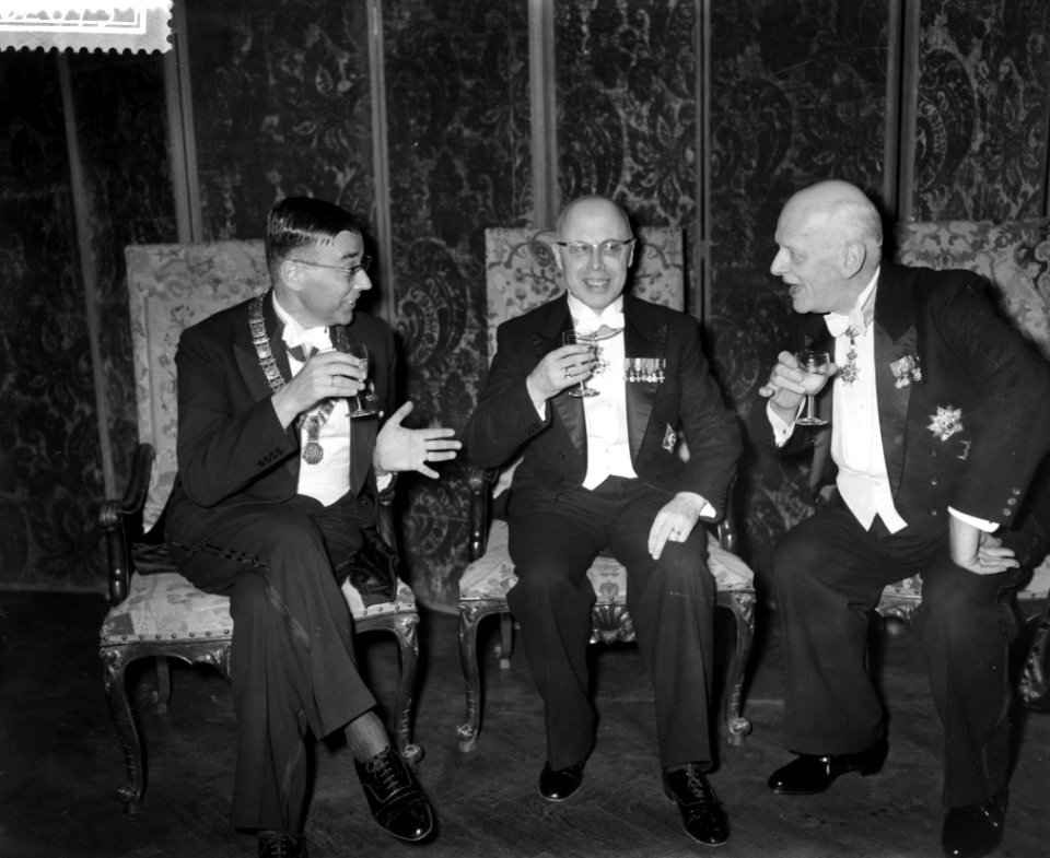 Regeringsreceptie in het Rijksmuseum tgv de Hudsonherdenking vlnr Burgeme, Bestanddeelnr 910-2673