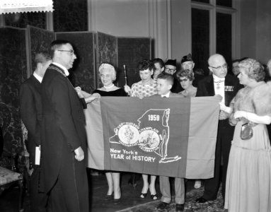 Regeringsreceptie in het Rijksmuseum t.g.v. de Hudsonherdenking v.l.n.r. Burgeme, Bestanddeelnr 910-2675