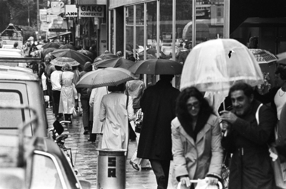 Regen in Amsterdam paraplu-overzicht, Bestanddeelnr 929-8081