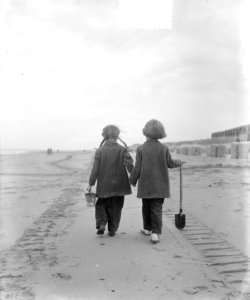 Regenplaatsjes op strand van Zandvoort, Bestanddeelnr 905-7843