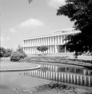 Rehovot Weizmann Institute een van de gebouwen op het terrein van het instituu, Bestanddeelnr 255-3895