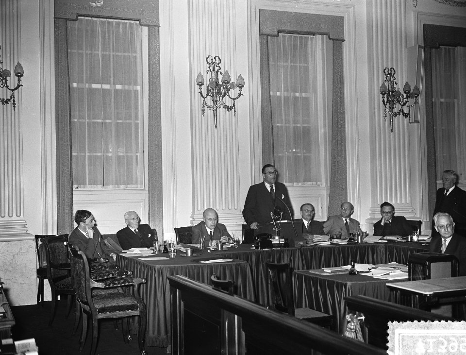 Regeringscrisis i.v.m. huurvraagstuk in Tweede Kamer , Minister Witte in gesprek, Bestanddeelnr 907-1399