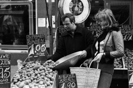 Regering subsidieert aardappelen verkoop subsidie-binten op A. Cuyp in Amster, Bestanddeelnr 928-4941