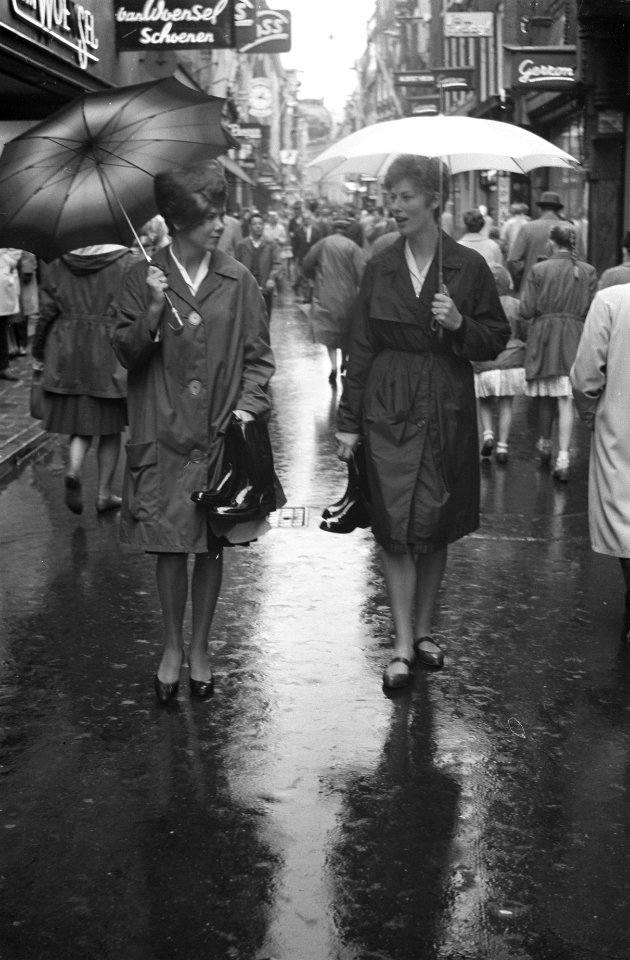 Regen in Amsterdam. Kalverstraat, Bestanddeelnr 912-8547