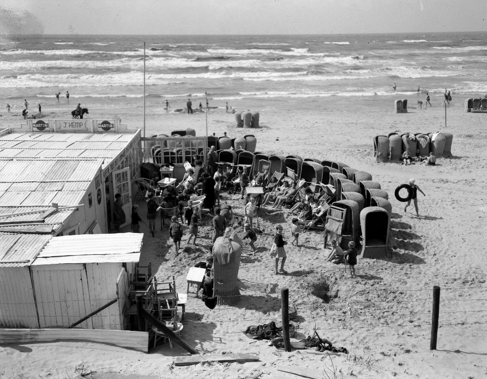 Regen en wind badgeneugten in Zandvoort, Bestanddeelnr 906-6404