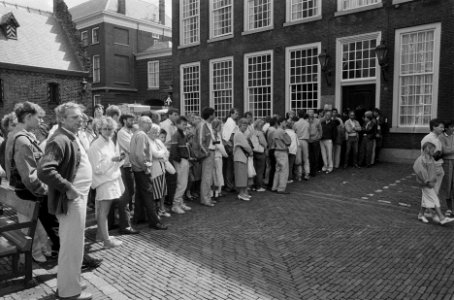 Regeringsverklaring rij mensen op het Binnenhof voor ingang publieke tribune, Bestanddeelnr 933-7200