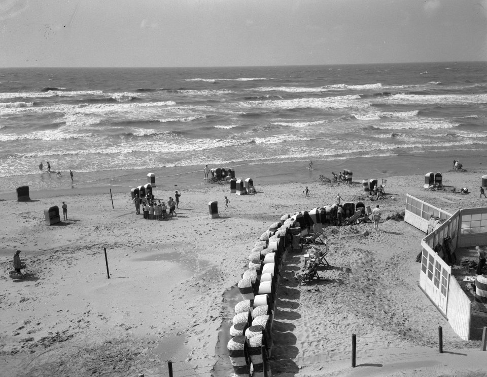 Regen en wind badgeneugten in Zandvoort, Bestanddeelnr 906-6405
