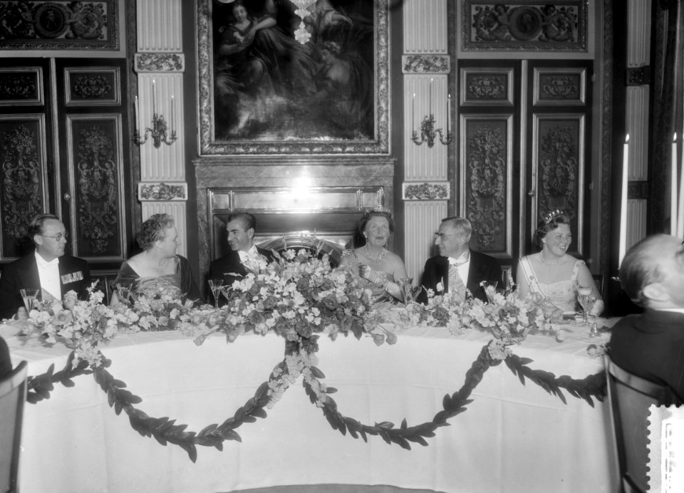 Regeringsdiner in de Trêveszaal aangeboden door de ministerraad v.l.n.r. prins , Bestanddeelnr 910-3836