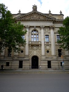 Reichsgerichtsgebäude an der Beethovenstraße mit Eingang zur Bibliothek des Bundesverwaltungsgerichts Mitte Mai 2019