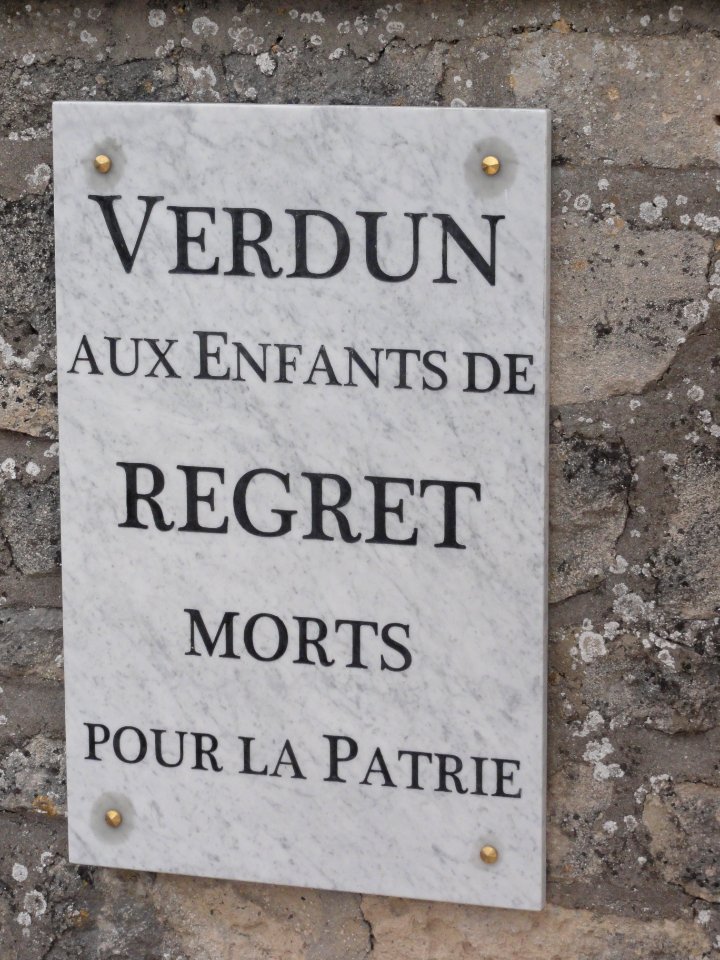 Regret (Verdun, Meuse) plaque A mémorial guerre sur le mur du cimetière