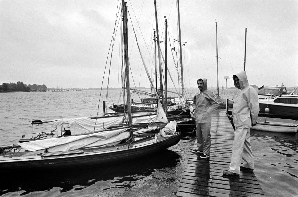 Regen in de vakantie zeilboten aan de steiger, Bestanddeelnr 927-3815