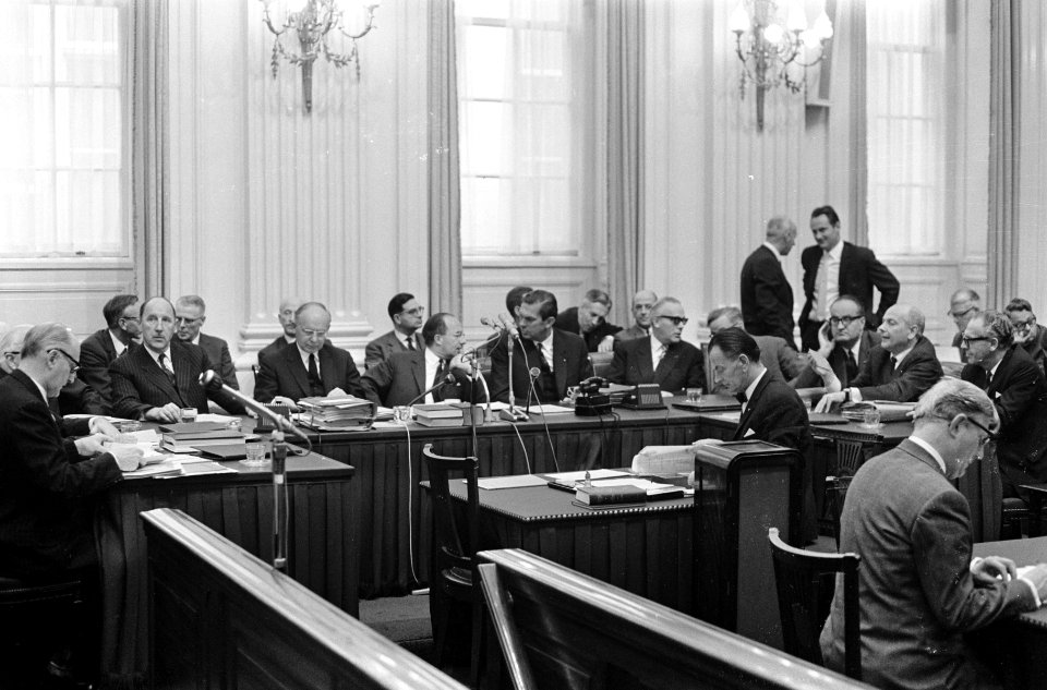 Regeringstafel met o.a. minister-president Jo Cals (KVP) en minister van Buitenl, Bestanddeelnr 919-6780