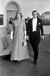 Regeringsdiner voor bruidspaar in Leidse Lakonhal, prinses Beatrix en Claus bij , Bestanddeelnr 919-9442