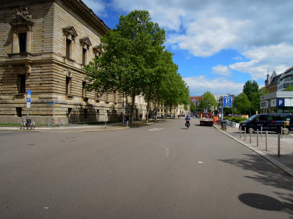 Reichsgerichtsfassade und Tiefgarage an der Beethovenstraße in Leipzig mit Blick nach Osten Mitte Mai 2019