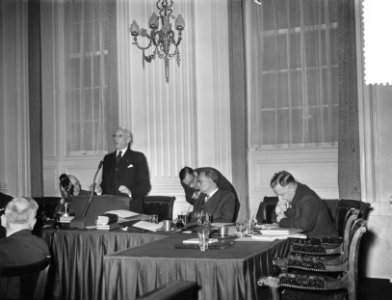 Regeringscrisis i.v.m. huurvraagstuk in Tweede Kamer , Minister Witte in gesprek, Bestanddeelnr 907-1401