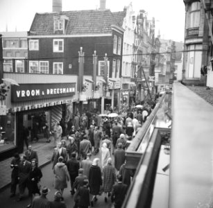 Regen in Sinterklaastijd, Zwarte Pieten aan gevel V&D, Bestanddeelnr 911-7762