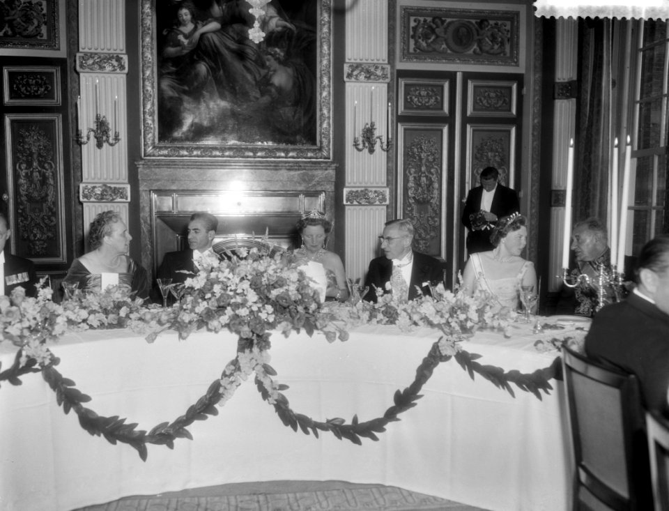 Regeringsdiner in de Trêveszaal aangeboden door de ministerraad v.l.n.r. mevrou, Bestanddeelnr 910-3837