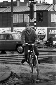 Regen in Amsterdam. Fietsers in regenkleding, Bestanddeelnr 922-9389