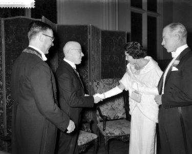 Regeringsreceptie in het Rijksmuseum t.g.v. de Hudsonherdenking v.l.n.r. Burgeme, Bestanddeelnr 910-2674