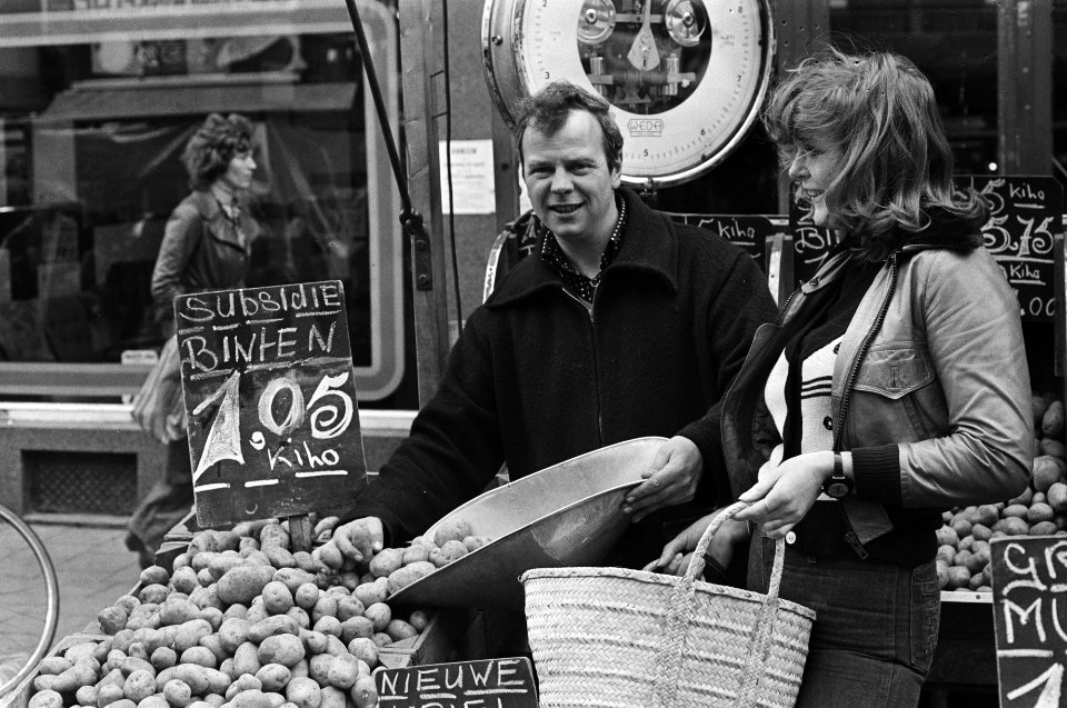 Regering subsidieert aardappelen verkoop subsidie-binten op A. Cuyp in Amster, Bestanddeelnr 928-4942