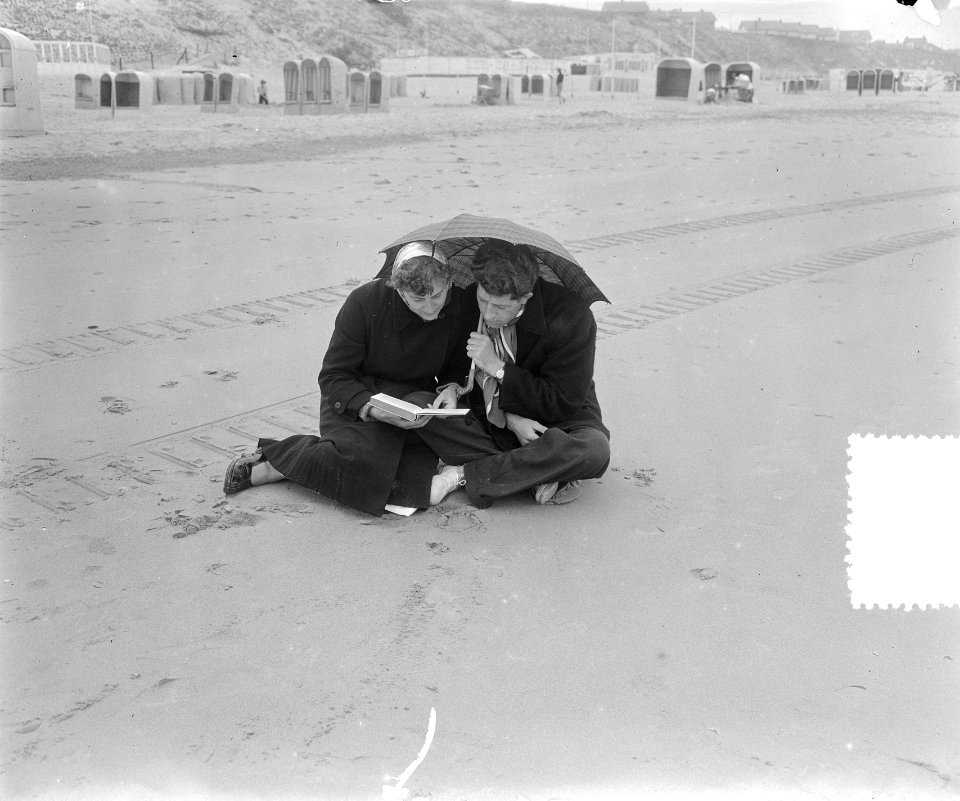 Regenplaatsjes op strand van Zandvoort, Bestanddeelnr 905-7841