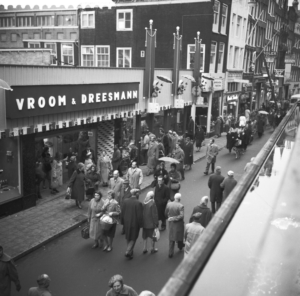 Regen in Sinterklaastijd, Zwarte Pieten aan gevel V&D, Bestanddeelnr 911-7760