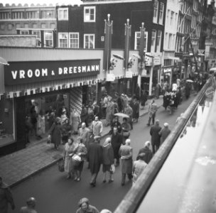 Regen in Sinterklaastijd, Zwarte Pieten aan gevel V&D, Bestanddeelnr 911-7760