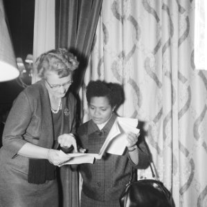 Regeringsdiner aangeboden aan de leden van de Nieuw Guinea Raad Minister Klompé, Bestanddeelnr 913-2790