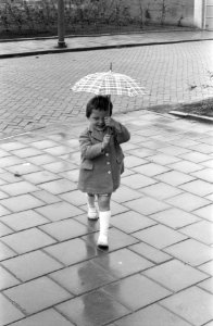 Regen. Meisje met paraplu, Bestanddeelnr 912-8140