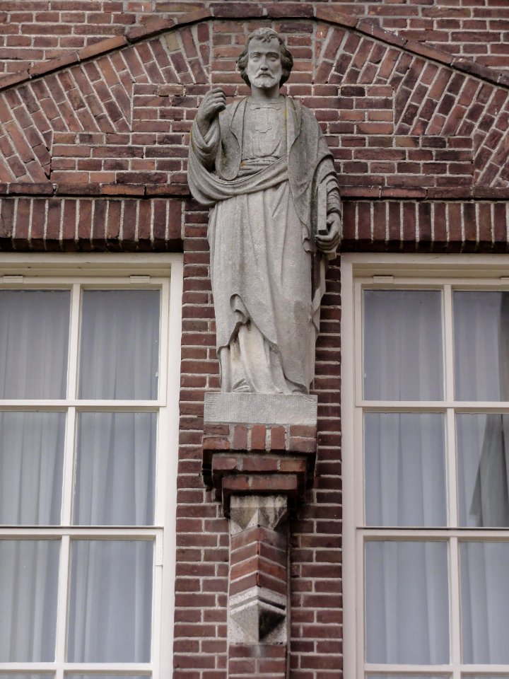 Reek klooster Heijtmorgen Heiligenbeeeld boven ingang