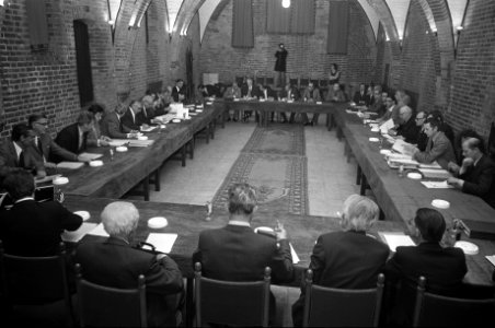 Regeringsdelegatie ontvangt in de Ridderzaal in Den Haag leden van het dagelijks, Bestanddeelnr 927-1485