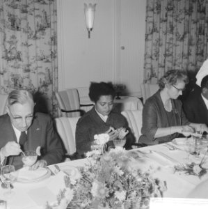 Regeringsdiner aangeboden aan de leden van de Nieuw Guinea Raad Professor de Qu, Bestanddeelnr 913-2795