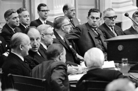 Regeringstafel met o.a. Joseph Luns (KVP), Jan De Quay (KVP), premier Jelle Zijl, Bestanddeelnr 919-8312