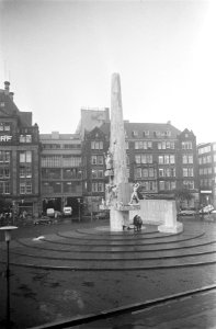 Regen op de Dam, Amsterdam geen jongelui, Bestanddeelnr 922-7102
