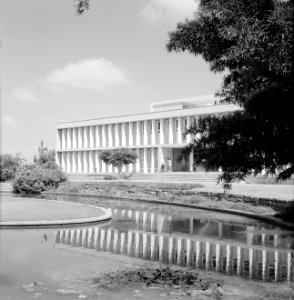 Rehovot Weizmann Institute een van de gebouwen op het terrein van het instituu, Bestanddeelnr 255-3896