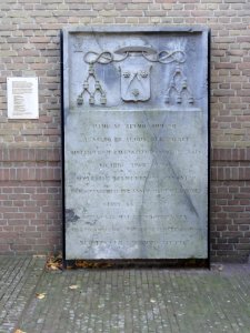 Reek Rijksmonument 519143 bij kerkhof, grafsteen Mgr.Borret