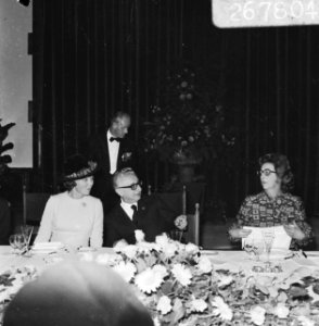 Regeringsdejeuner in de Ridderzaal v.l.n.r. prinses Beatrix, president Leone en, Bestanddeelnr 926-7804