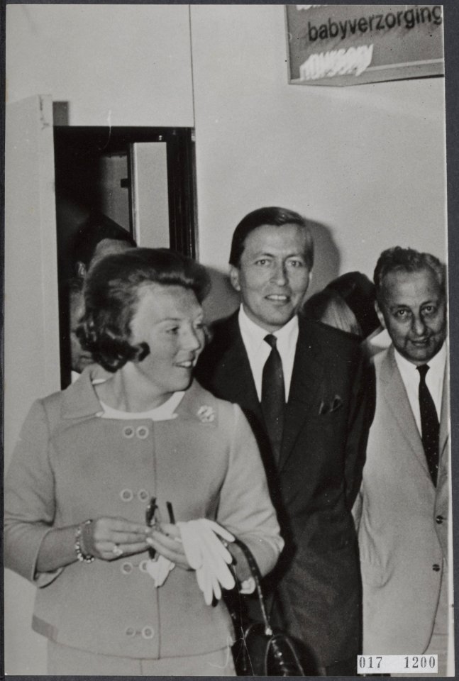 Reeks 017-1199 tm 017-1200 terugkeer Beatrix en Claus van vakantie op Schiphol, Bestanddeelnr 017-1200