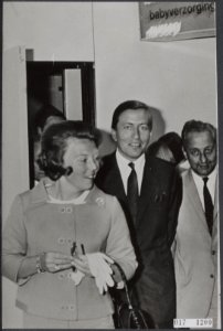 Reeks 017-1199 tm 017-1200 terugkeer Beatrix en Claus van vakantie op Schiphol, Bestanddeelnr 017-1200